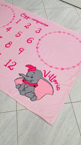 Coperta calendario complimese neonato personalizzata con nomi gemelle  Gattina minou e Dumbo 